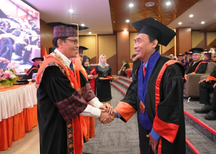 Dari Seni Sastra hingga Dunia Akademik, Prof. Hary Soedarto Kini Resmi Jadi Guru Besar UNJA