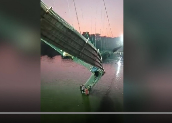 Kelebihan Beban, Jembatan Gantung di India Ambruk, 132 Orang Tewas