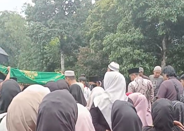 Isak Tangis Warnai Pemakaman 5 Warga Kerinci Kecelakaan Jalan Tol Pekanbaru-Dumai