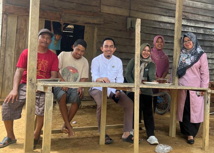 Sembilan Tahun Tempati Rumah Gubuk, Tangis Haru Warga Desa Hajran di Depan Wakil Ketua BAZNAS