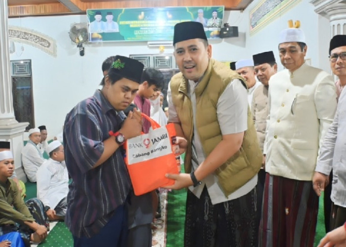 Pakai Rompi Coklat, Bupati M. Syukur Subling dan Salurkan Bantuan di RT 19 Pasar Atas Bangko