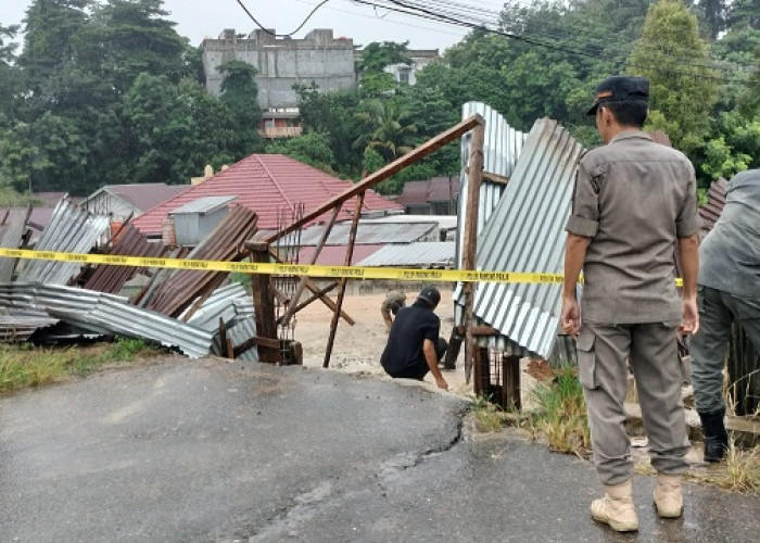 Warga Demo Tolak Penutupan Jalan, Pemilik: Waktu Bangun Tidak Izin Saya