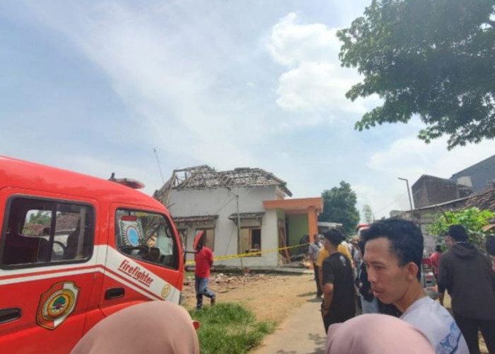 Rumah Polisi yang Meledak di Mojokerto Masih Diselidiki