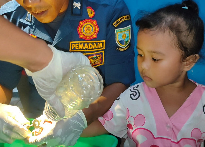 Jari Balita Terjepit Grendel Jendela, Damkartan Kota Jambi Bergerak Cepat Selamatkan Korban