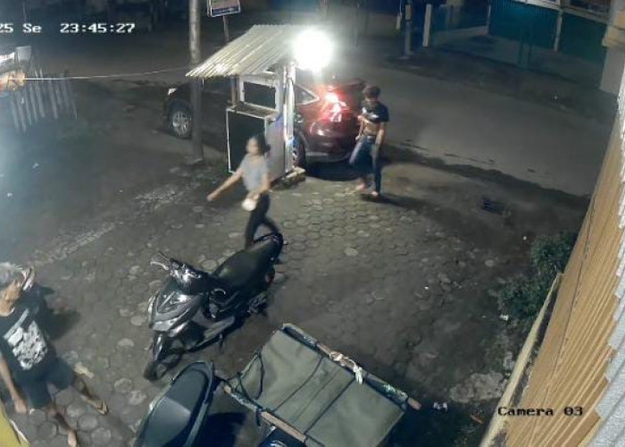 Terekam CCTV,  Sejumlah Muda-Mudi Naik Mobil CRV Merah Curi Bensin di Toko Kelontong 