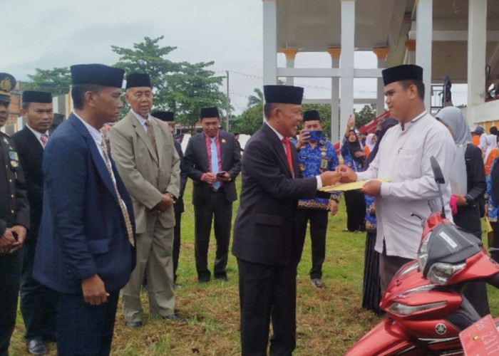 Wabup A. Khafidh Serahkan 24 Motor Dinas untuk Dai dan Piagam bagi Siswa Berprestasi