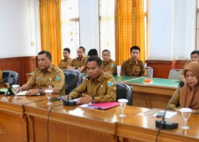 Sekwan DPRD Batanghari Muhammad Ali Pimpin Rapat Evaluasi Pegawai Sekretariat DPRD Batanghari