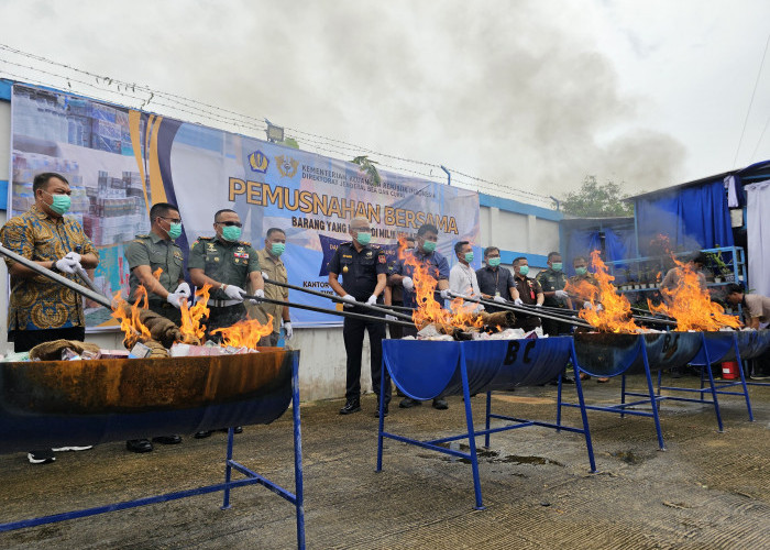 Bea Cukai Jambi Musnahkan Jutaan Batang Rokok dan Ribuan Liter Miras 