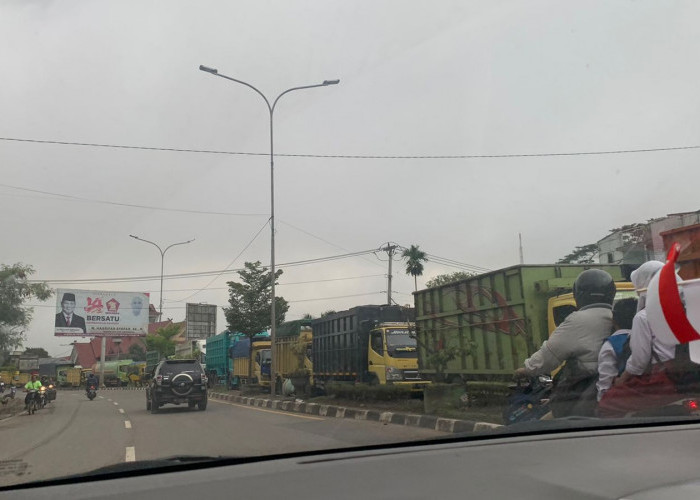 Sudah Dua Malam Jalan Lintas Sumatera di Jambi Macet Total. Warga Mulai Terganggu Minta Gubernur Turun Tangan