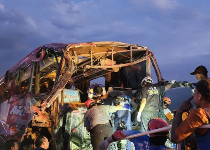 Hendak Bawa Pelajar SMP ke Kampung Inggris Bus Kecelakaan di Tol, Empat Orang Tewas