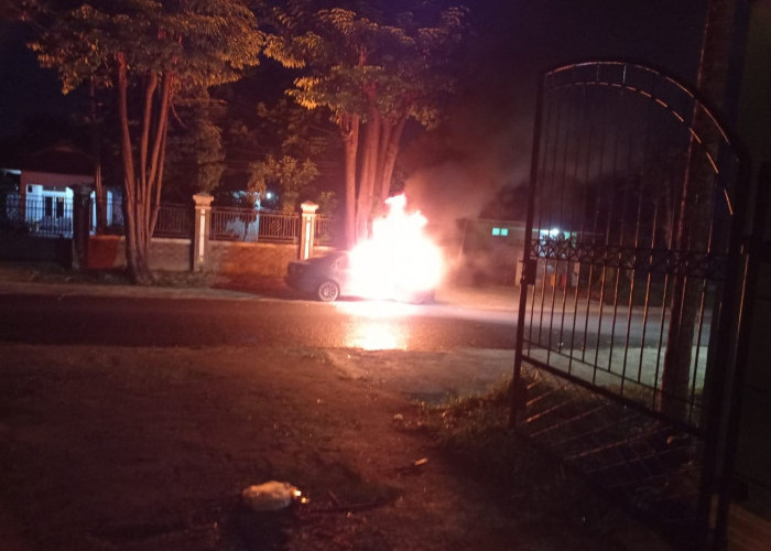 Satu Unit Mobil Ludes Terbakar di Depan Kantor  Camat Telanaipura