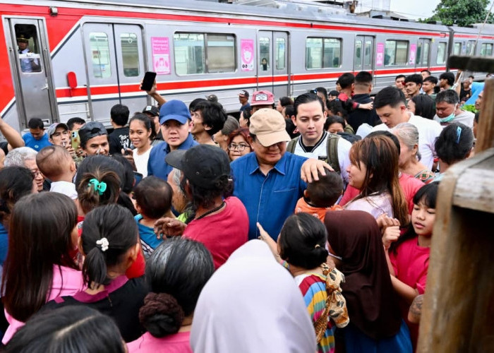 Presiden Prabowo Mendadak Berkunjung ke Senen, Tangis Haru dan Harapan Warga Pecah di Bantaran Rel
