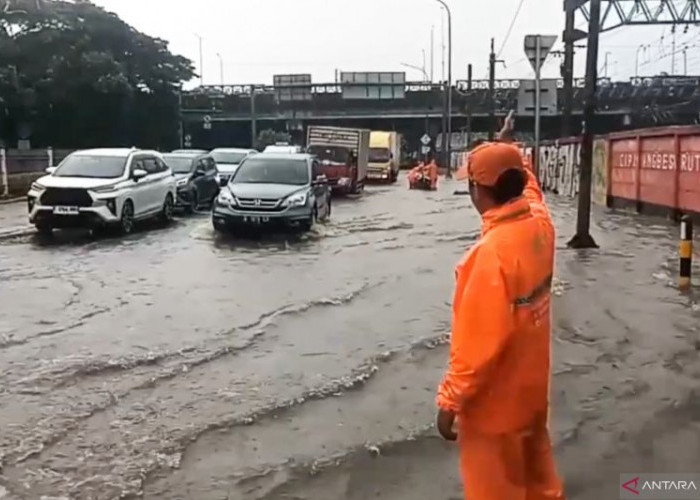 Banjir Landa Jalan Raya Bekasi Timur Dekat Stasiun Jatinegara