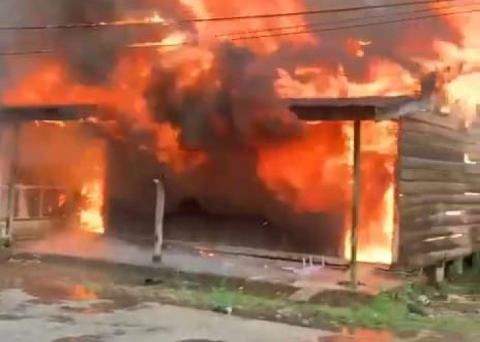Kebakaran di Sabak Timur, Dua Rumah Kayu Hangus, 1 Orang Alami Luka Bakar