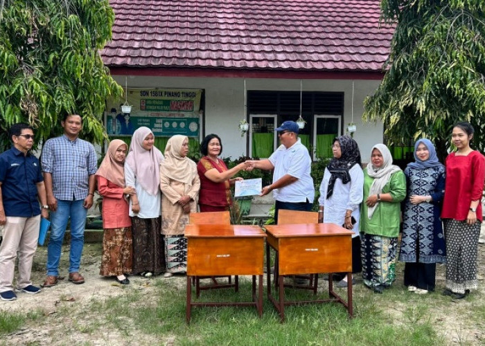 PTPN IV Regional 4 Jambi-Sumbar Bantu 30 Set Meja Kursi ke Sekolah 