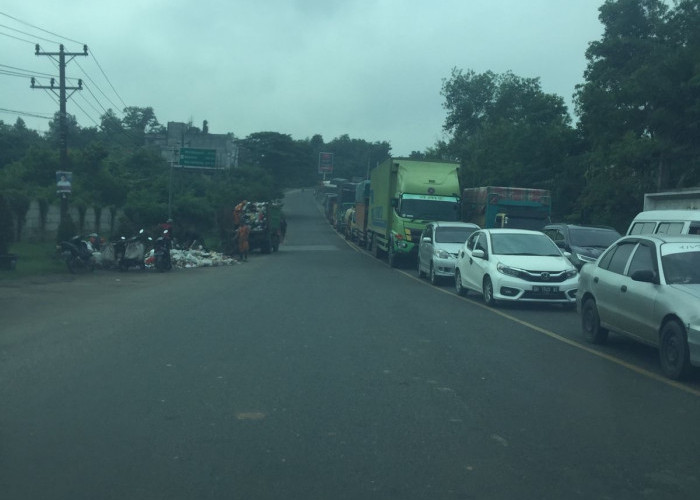 BREAKING NEWS: Truk Angkutan Batu Bara Terguling, Simpang Rimbo Hingga Simpang Mendalo Macet Total