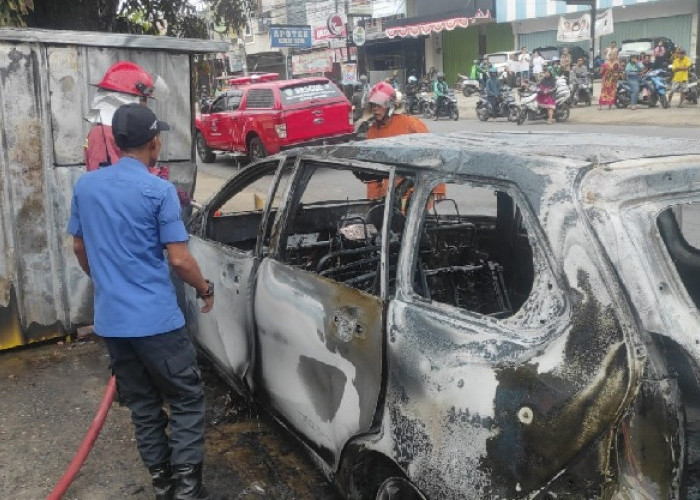 Mobil Diduga Pelangsir BBM Terbakar di Beringin-Kota Jambi