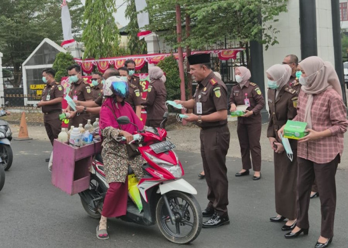 Peringati Hari Lahir Kejaksaan RI Ke 81, Kejari Batang Hari Gelar Bakti Sosial
