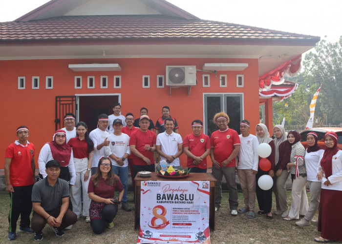 Bawaslu Batang Hari Potong Tumpeng di HUT RI dan Hari Jadi Bawaslu 