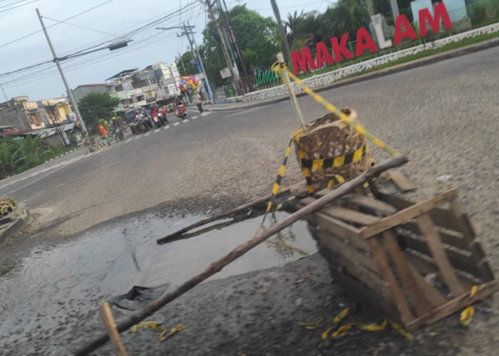 Warga Keluhkan Jalan Protokol dalam Kota Jambi Banyak Lobang