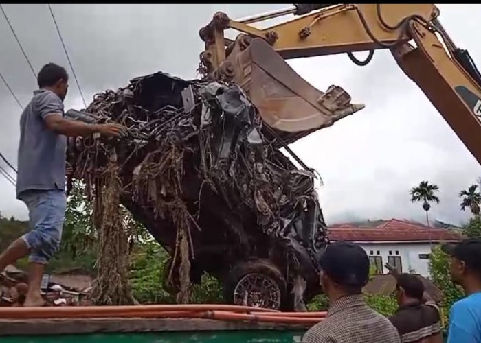 Evakuasi Mobil Jazz Terseret Banjir di Sungai Penuh. 