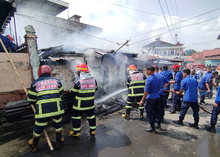 Kebakaran Rumah di Tambak Sari, Satu Orang Tewas Terjebak Dalam Kobaran Api 