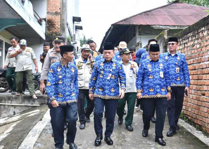 Pemerintah Hadir : Gubernur dan Wali Kota Kunjungi Warga Terdampak Banjir dan Salurkan Bantuan Tanggap Darurat