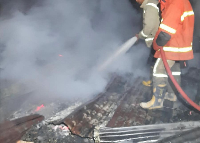 Diduga Akibat Korsleting Listrik, Satu Unit Rumah Warga Tangkit Ludes Terbakar 