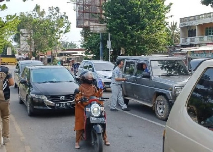 Jasa Raharja-Tim Samsat Muara Bungo Sebarkan Brosur Pemutihan Pajak Kendaraan di Jalan Utama Hinga Bengkel