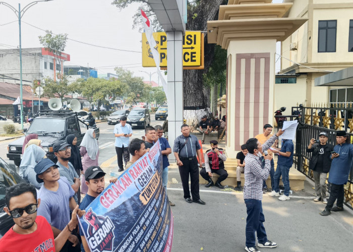 Demo di Polda Jambi, Desak Bongkar Dugaan Tambang Ilegal di Kotoboyo