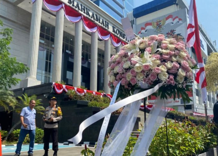 Mahkamah Konstitusi Dapat Karangan Bunga, Ada Tulisan 'Dear MK...'