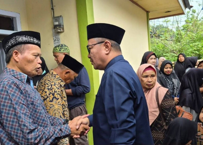 Orangtua Wawako Tutup Usia, Wako Alfin Disampingi Istri Melayat Ke Rumah Duka 