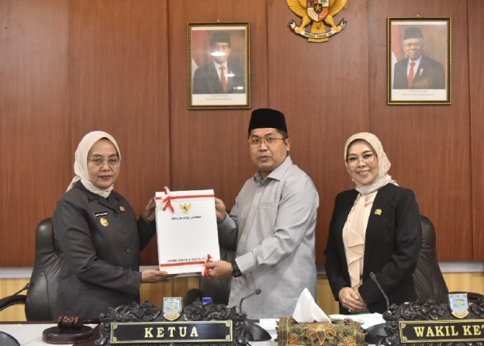 Hadiri Paripurna, Sri Tandatangani MoU KUA-PPAS 2025 Dan Sampaikan Rancangan KUA-PPAS Perubahan 2024