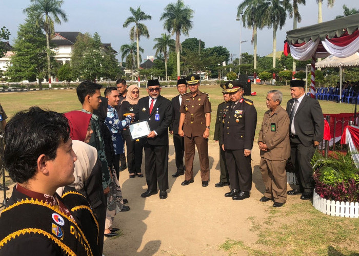 Dispora Provinsi Jambi Serahkan Sertifikat Pemuda Berprestasi dalam Upacara Peringatan Sumpah Pemuda