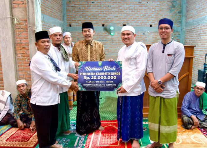 Bupati Bungo H. Mashuri Safari Ramadhan di Dusun Embacang Gedang dan Serahkan Bantuan Pembangunan Masjid