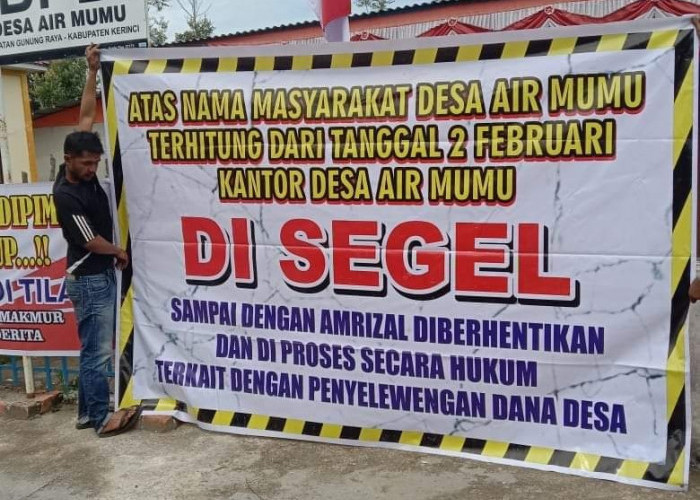 Tuntut Pengunaan Dana Desa, Warga Air Mumu Segel Kantor Kades