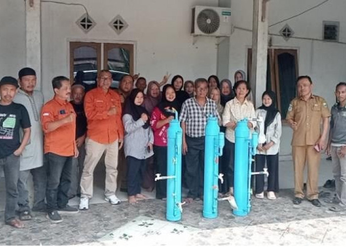 Krisis Air Bersih, Tim Pengmas Poltekkes Kemenkes Jambi Terapkan Teknologi Filter MBC di Desa Tangkit Baru