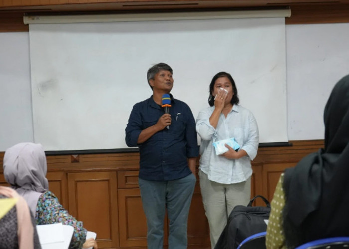 Kisah Sedih Suami Istri Hadiri Kuliah Perdana UGM Gantikan Anaknya yang Meninggal Dunia