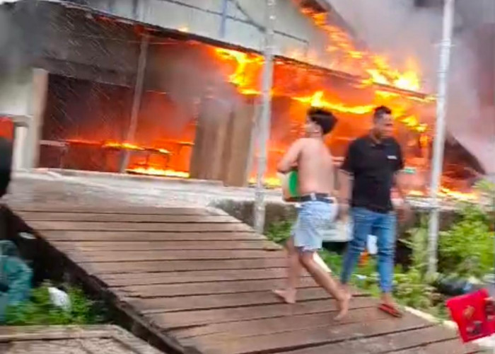 Damkar Tanjabbar Turunkan 6 Armada Padamkan Kebakaran Pasar Teluk nilau