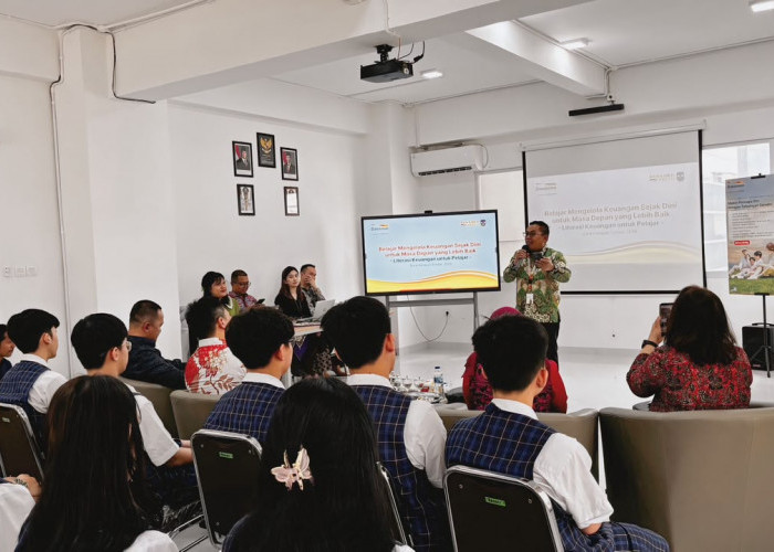 Danamon beserta OJK mengadakan program literasi keuangan di Sekolah Suria Harapan School, Jambi