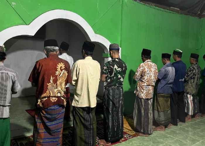 Satgas TMMD Ke 127 Kodim 0415/Jambi Laksanakan Salat Isya dan Tarawih Berjamaah Bersama Warga 