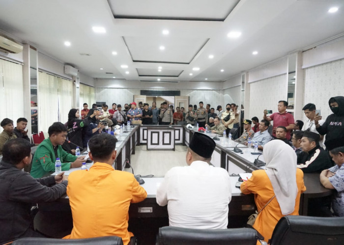 Tanpa Ricuh! Aksi Mahasiswa di DPRD Kota Jambi Berakhir Dialog Bersama Pimpinan Dewan