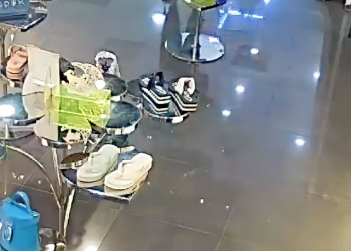 Terekam CCTV, Seorang Wanita Curi Tas di Mall WTC Jambi 
