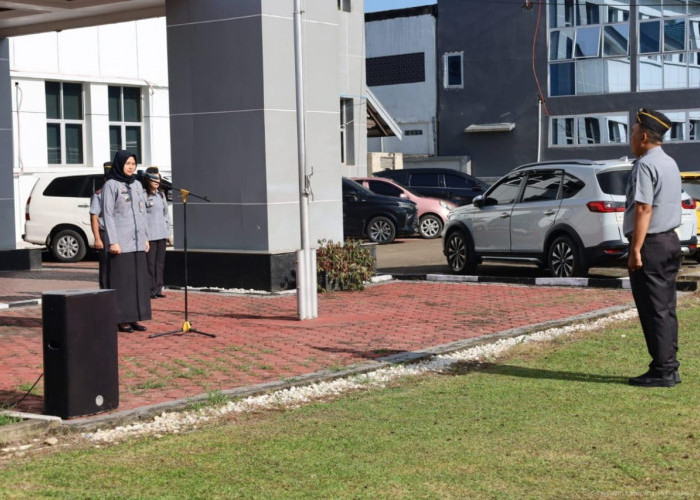 Gelar Apel Pagi, Kadiv P3h Kanwil Kemenkum Jambi Soroti Progres Posbakum dan Serahkan Piagam Penghargaan