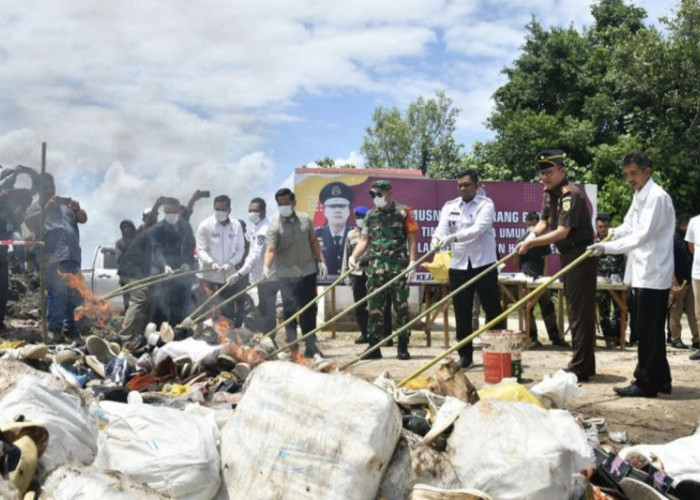 Ribuan Pasang Sepatu Dan Tas Bekas Dimusnahkan Kejari Bengkalis