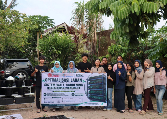Manfaatkan Lahan Sempit, Tim Pengabdian UNJA Kenalkan Wall Gardening untuk Dukung Pengendalian Inflasi