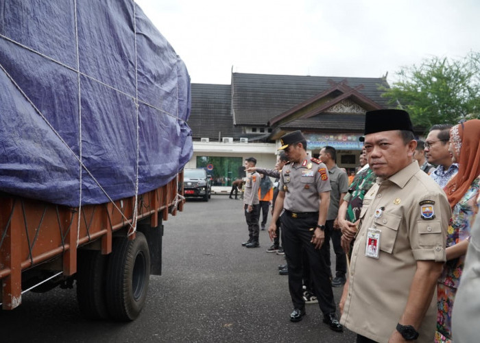 Gubernur Al Haris Lepas Bantuan Kemanusiaan Bencana Sumatera dengan Total Rp. 4,5 Miliar