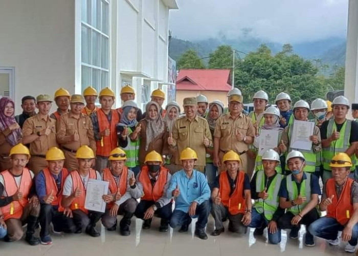 Diserahkan Bupati Kerinci, 100 Tukang Dapat Sertifikat Kompetensi Kerja