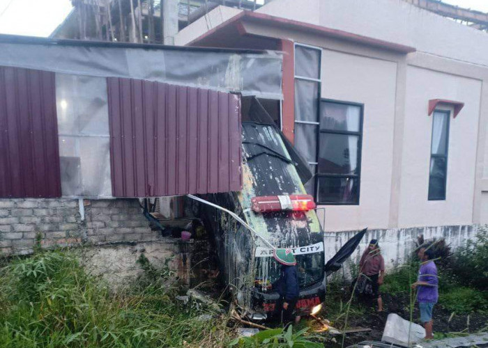 Breaking News! Ambulance Bawa Jenazah Tabrak Rumah Warga di Kerinci