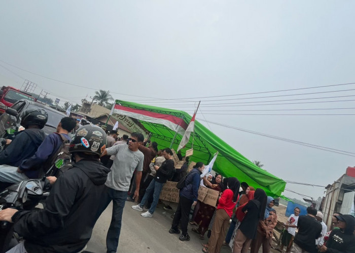 Protes Aktivitas Tambang Pasir, Warga Tutup Jalan Lintas Timur di Penyengat Olak 